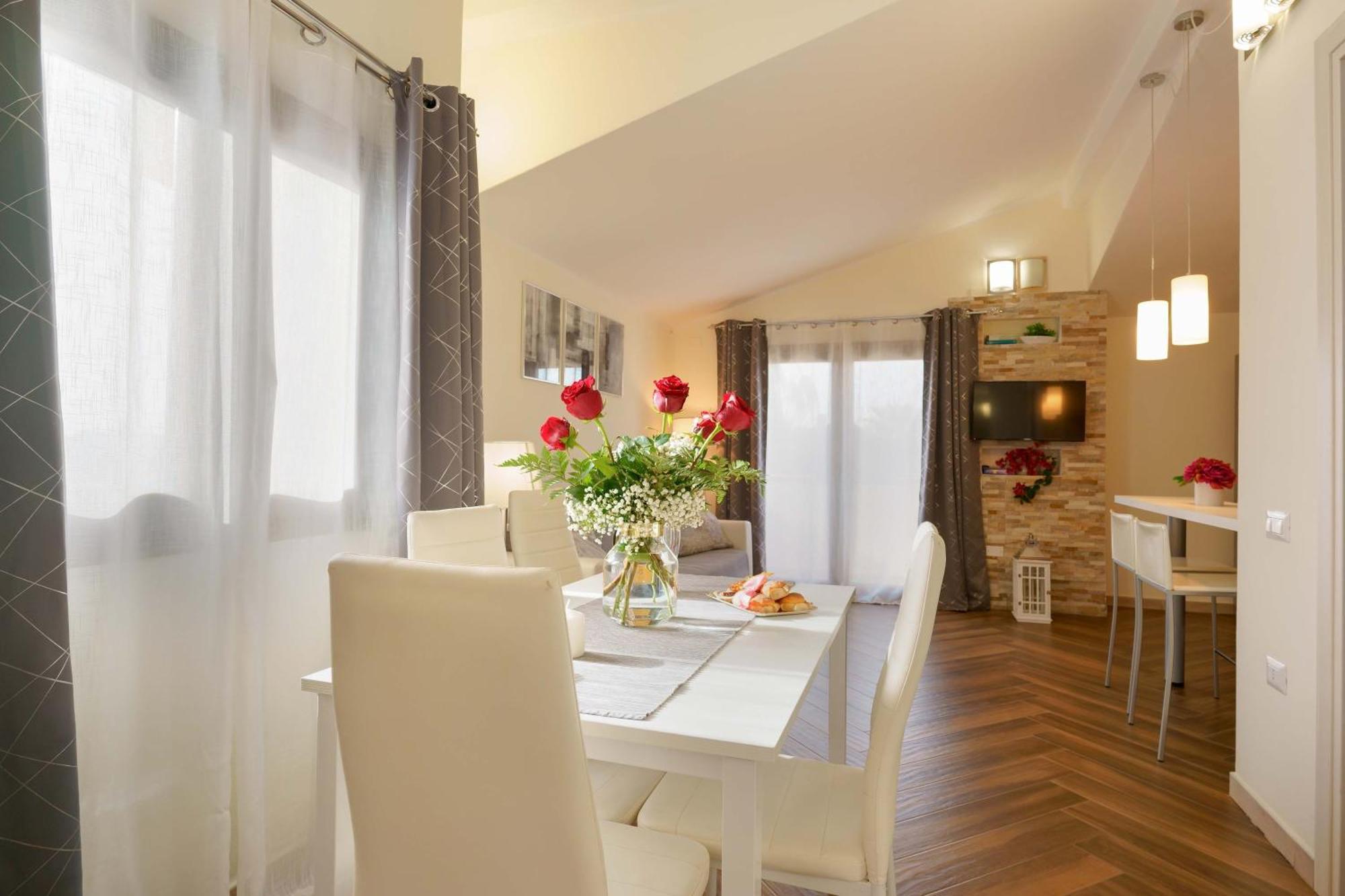 קליארי Exclusive Use Swimming Pool Available From June To September מראה חיצוני תמונה