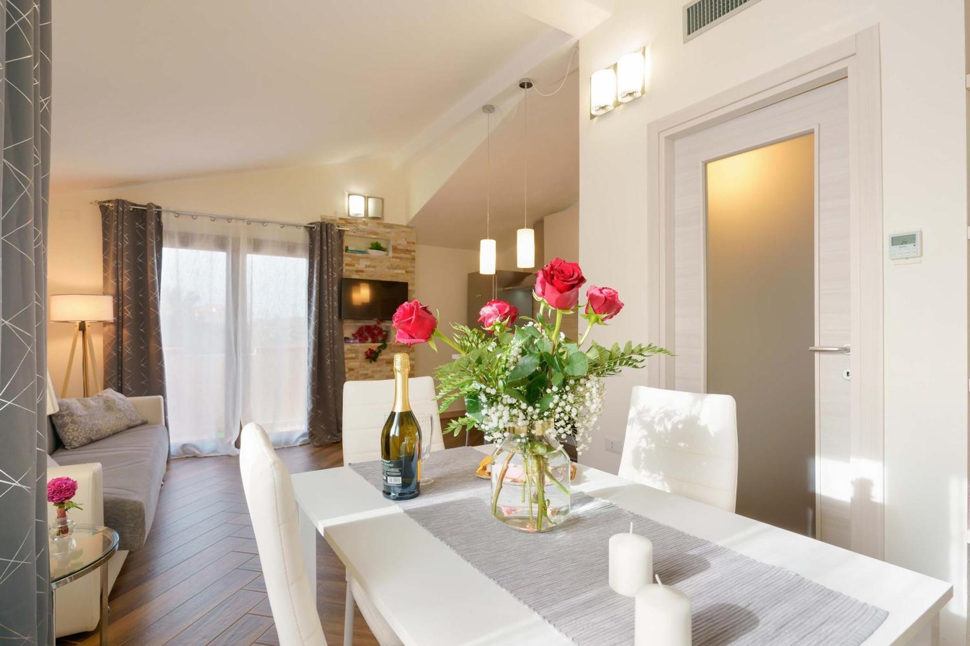 קליארי Exclusive Use Swimming Pool Available From June To September מראה חיצוני תמונה