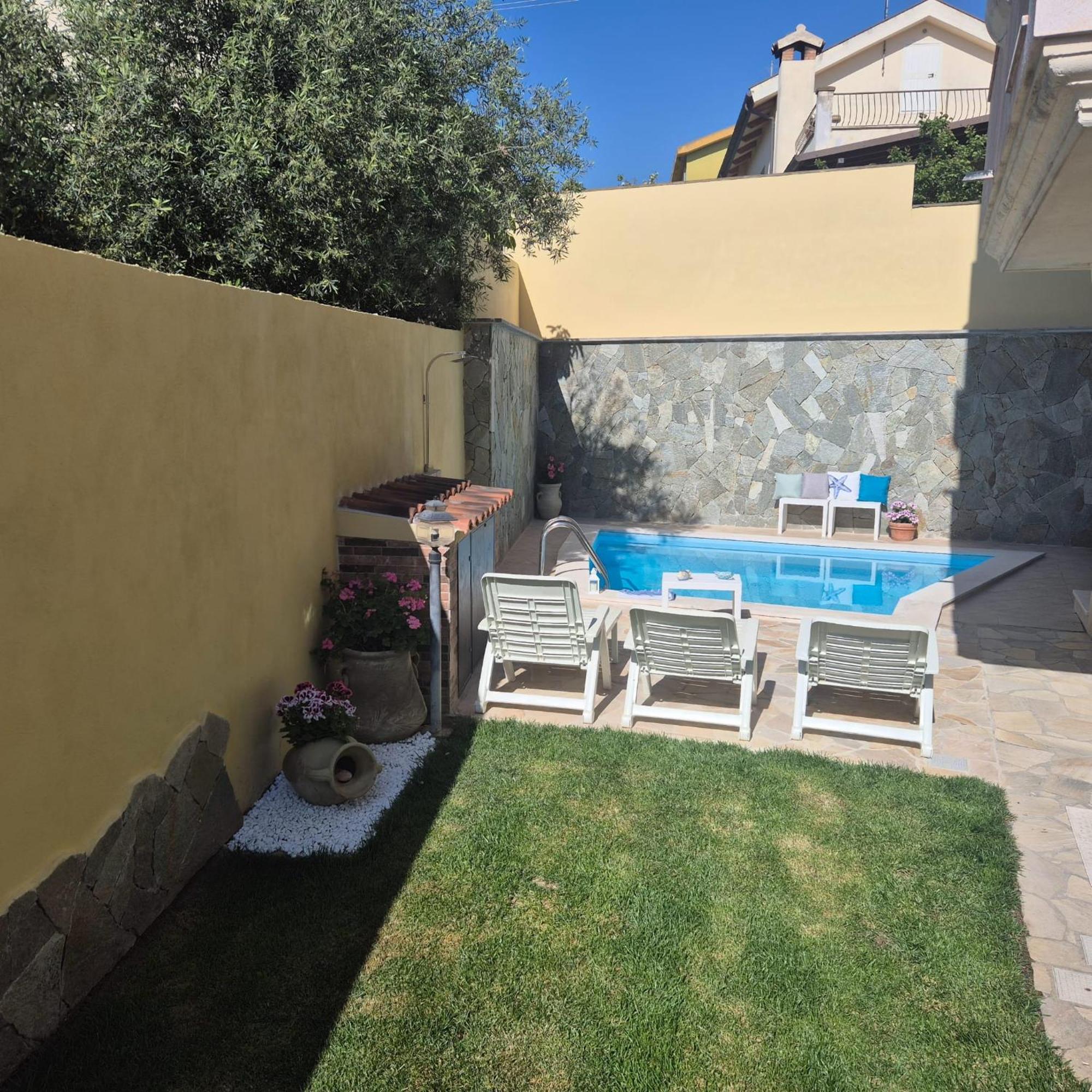 קליארי Exclusive Use Swimming Pool Available From June To September מראה חיצוני תמונה