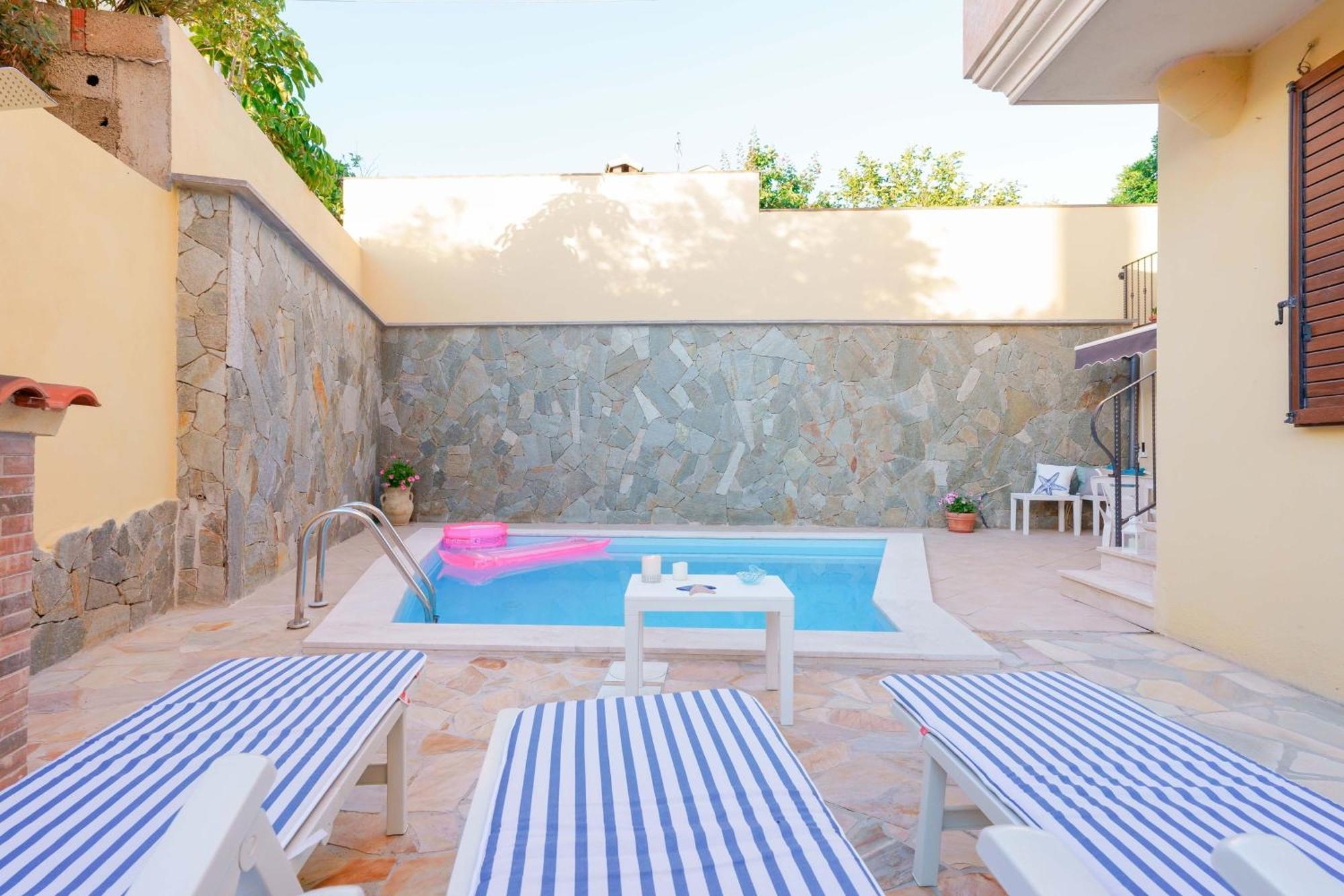 קליארי Exclusive Use Swimming Pool Available From June To September מראה חיצוני תמונה
